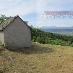Imotski Vinjani Donji tri legalizirana objekta sa zemljištem