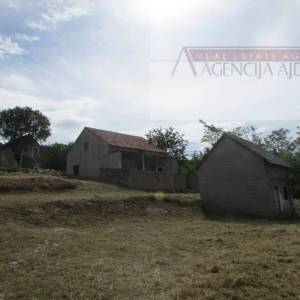 Imotski Vinjani Donji tri legalizirana objekta sa zemljištem