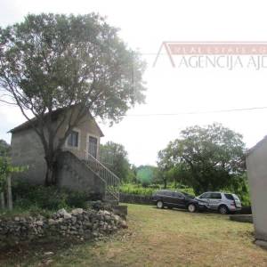 Imotski Vinjani Donji tri legalizirana objekta sa zemljištem