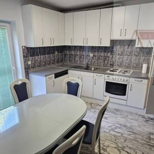 Imotski Vinjani Donji uređena kuća  186 m2 + pomoćni objekt 62 m2 novo