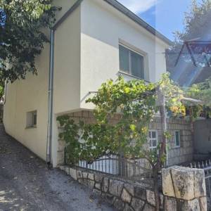 Imotski Vinjani Donji uređena kuća  186 m2 + pomoćni objekt 62 m2 novo