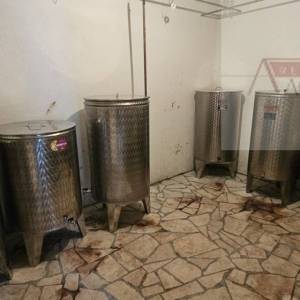 Imotski Vinjani Donji uređena kuća  186 m2 + pomoćni objekt 62 m2 novo