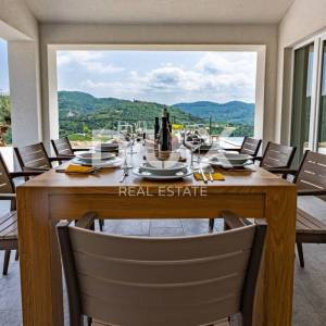  ISTRA, CEROVLJE Hipokratova hacijenda sa sportskim terenom! RIJETKOST!