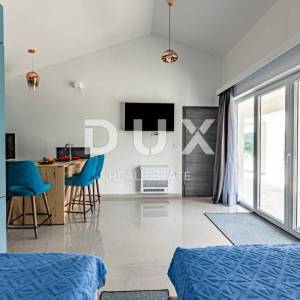  ISTRA, CEROVLJE Hipokratova hacijenda sa sportskim terenom! RIJETKOST!