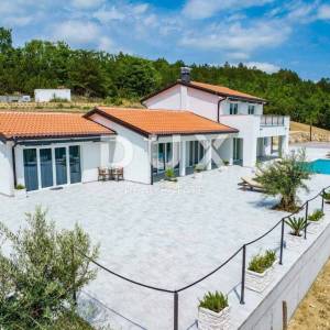  ISTRA, CEROVLJE Hipokratova hacijenda sa sportskim terenom! RIJETKOST!