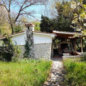 ISTRA, LABIN, samostojeća kuća s garažom i pomoćnim objektom