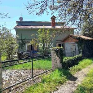 ISTRA, LABIN, samostojeća kuća s garažom i pomoćnim objektom