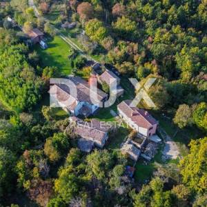 ISTRA, LUPOGLAV, OKOLICA – seosko imanje u Istri s 8 kuća na osami - zemljište od 22.000 m²