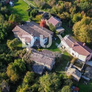 ISTRA, LUPOGLAV, OKOLICA – seosko imanje u Istri s 8 kuća na osami - zemljište od 22.000 m²