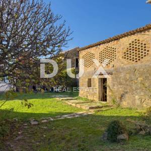 ISTRA, LUPOGLAV, OKOLICA – seosko imanje u Istri s 8 kuća na osami - zemljište od 22.000 m²