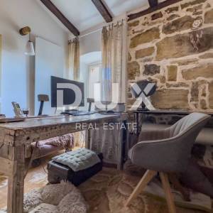 ISTRA, LUPOGLAV, OKOLICA – seosko imanje u Istri s 8 kuća na osami - zemljište od 22.000 m²