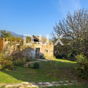 ISTRA, LUPOGLAV, OKOLICA – seosko imanje u Istri s 8 kuća na osami - zemljište od 22.000 m²