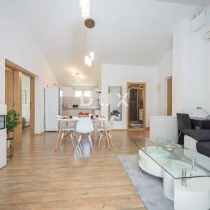  ISTRA, MEDULIN Samostojeća kuća s tri stambene jedinice i bazenom!