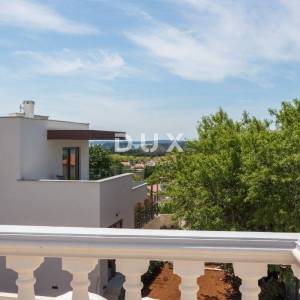  ISTRA, MEDULIN Samostojeća kuća s tri stambene jedinice i bazenom!