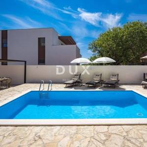  ISTRA, MEDULIN Samostojeća kuća s tri stambene jedinice i bazenom!