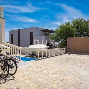  ISTRA, MEDULIN Samostojeća kuća s tri stambene jedinice i bazenom!