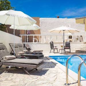  ISTRA, MEDULIN Samostojeća kuća s tri stambene jedinice i bazenom!