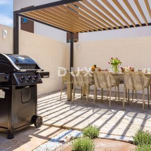  ISTRA, MEDULIN Samostojeća kuća s tri stambene jedinice i bazenom!