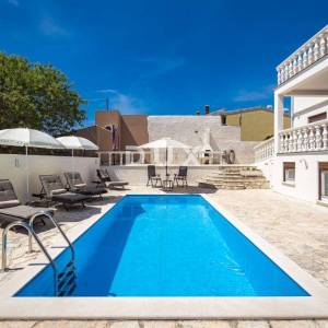  ISTRA, MEDULIN Samostojeća kuća s tri stambene jedinice i bazenom!