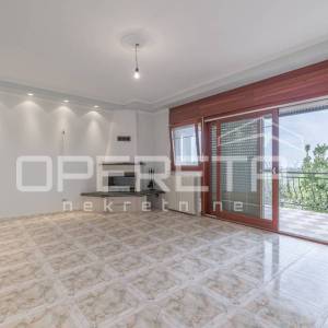 
Istra, Poreč – Obiteljska kuća s tri stambene jedinice i pogledom na more