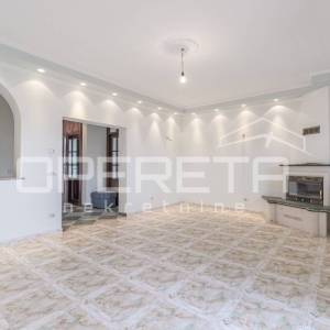 
Istra, Poreč – Obiteljska kuća s tri stambene jedinice i pogledom na more