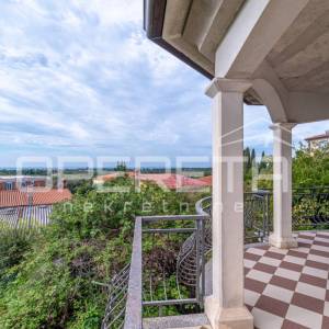 
Istra, Poreč – Obiteljska kuća s tri stambene jedinice i pogledom na more