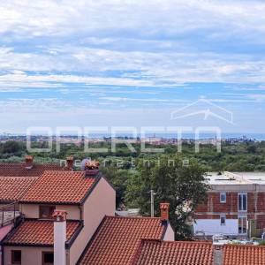 
Istra, Poreč – Obiteljska kuća s tri stambene jedinice i pogledom na more