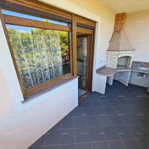 Istra. Premantura.Troetažni stan s krovnom terasom! 100 metara do mora.