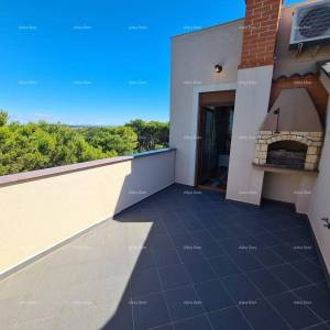 Istra. Premantura.Troetažni stan s krovnom terasom! 100 metara do mora.