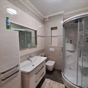 Istra. Premantura.Troetažni stan s krovnom terasom! 100 metara do mora.