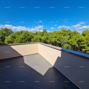 Istra. Premantura.Troetažni stan s krovnom terasom! 100 metara do mora.