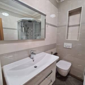 Istra. Premantura.Troetažni stan s krovnom terasom! 100 metara do mora.