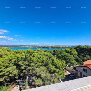 Istra. Premantura.Troetažni stan s krovnom terasom! 100 metara do mora.