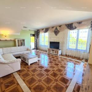 Istra. Premantura.Troetažni stan s krovnom terasom! 100 metara do mora.