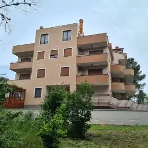 Istra. Premantura.Troetažni stan s krovnom terasom! 100 metara do mora.