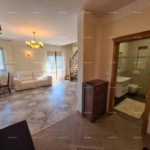 Istra. Premantura.Troetažni stan s krovnom terasom! 100 metara do mora.