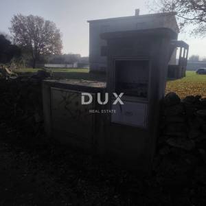 ISTRA, ŠIŠAN - Prostrana roh-bau kuća s velikim građevinskim zemljištem