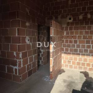 ISTRA, ŠIŠAN - Prostrana roh-bau kuća s velikim građevinskim zemljištem