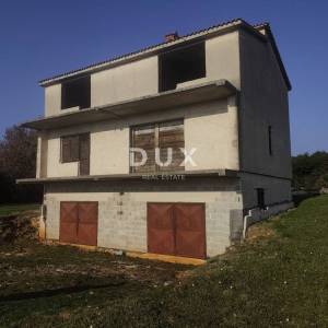 ISTRA, ŠIŠAN - Prostrana roh-bau kuća s velikim građevinskim zemljištem