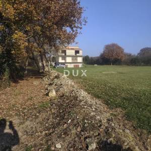 ISTRA, ŠIŠAN - Prostrana roh-bau kuća s velikim građevinskim zemljištem