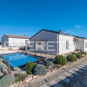 Istra, Tinjan- prizemnica s bazenom i dvorištem