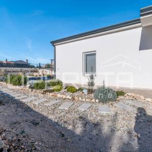 Istra, Tinjan- prizemnica s bazenom i dvorištem