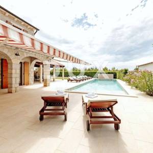 ISTRA, VIŠNJAN - Rustikalna kuća s garažom i bazenom