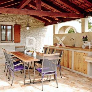 ISTRA, VIŠNJAN - Rustikalna kuća s garažom i bazenom