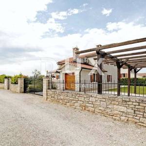 ISTRA, VIŠNJAN - Rustikalna kuća s garažom i bazenom