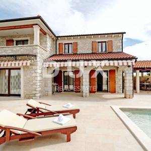 ISTRA, VIŠNJAN - Rustikalna kuća s garažom i bazenom