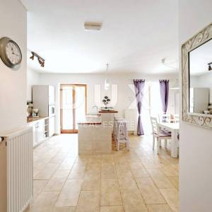 ISTRA, VIŠNJAN - Rustikalna kuća s garažom i bazenom