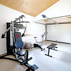 ISTRA, VIŠNJAN - Rustikalna kuća s garažom i bazenom