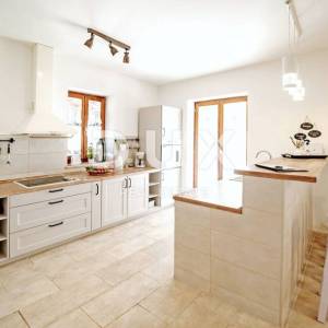 ISTRA, VIŠNJAN - Rustikalna kuća s garažom i bazenom