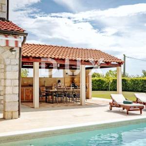 ISTRA, VIŠNJAN - Rustikalna kuća s garažom i bazenom